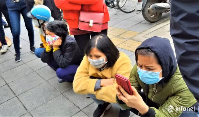 Chị Đào Thị Minh Thảo bỏ công việc, đến xếp hàng từ 9 giờ sáng, thế nhưng khi đến lượt chị thì hết khẩu trang. Chị phải nhịn ăn cơm trưa, xếp hàng tiếp đến 15 giờ mới có khẩu trang để mua.