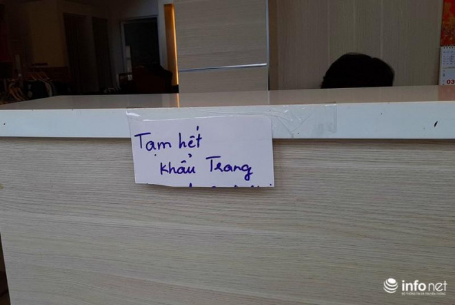 Tuy nhiên, do chỉ được cung ứng số lượng 300 chiếc khẩu trang/1 tiếng nên trong vòng ít phút, cửa hàng đã phải ra thông báo hết hàng.