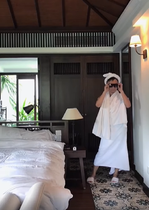 "Ông này diễn thời trang tại gia mà như đang catwalk tại show thế giới, trông không nhịn nổi cười", "Thần thái xuất sắc anh ơi, làm nhà thiết kế kiêm người mẫu kiêm luôn nhiếp ảnh, hậu kỳ luôn" - Dân mạng hài hước bình luận.