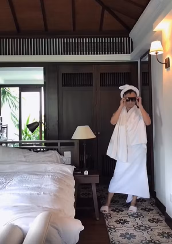 "Ông này diễn thời trang tại gia mà như đang catwalk tại show thế giới, trông không nhịn nổi cười", "Thần thái xuất sắc anh ơi, làm nhà thiết kế kiêm người mẫu kiêm luôn nhiếp ảnh, hậu kỳ luôn" - Dân mạng hài hước bình luận.