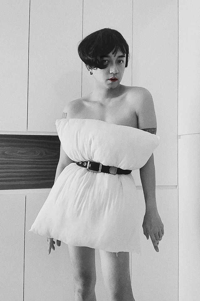 Chàng trai Sài Gòn "đu" trend lấy gối làm váy.