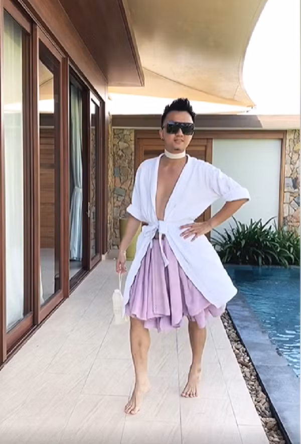 Chia sẻ về đoạn clip đang gây bão trên mạng xã hội, Trần Lập cho hay: "Bộ sưu tập này mình lấy ý tưởng từ sản phẩm đang hot và ai cũng có là Khẩu Trang với mong muốn nhắc nhở mọi người luôn mang nó khi ra đường để tránh dịch COVID-19. Và cũng là góp vui cho mọi người trong thời điểm khó khăn này. Mới đầu làm chỉ nghĩ làm cho bạn bè trong nhà xem cho vui thôi nhưng không ngờ lại được mọi người ủng hộ nhiều vậy, thấy vui lắm luôn".