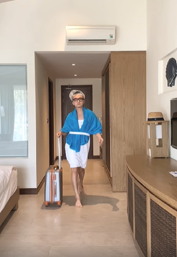 Fashion show tại gia dịch bệnh tấu hài cực mạnh của Trần Lập nhận được rất nhiều lượng tương tác sau ít giờ đăng tải. Ai nấy đều khen anh chàng quá "mặn mòi" và sáng tạo.