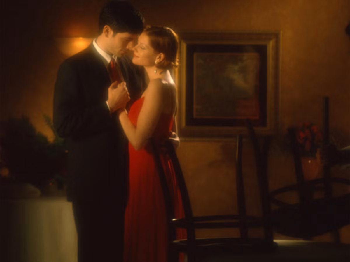 Vào tối Valentine, thay vì đi tới những nơi vui chơi giải trí nhốn nháo, xô bồ, bạn hoàn toàn có thể tự thiết kế một không gian lãng mạn dành riêng cho hai người. Với một ít hoa tươi, bánh kem và một vài ngọn nến lung linh, bạn hãy tìm bật một bản nhạc du dương để cùng nàng chìm đắm trong những điệu nhảy và trao cho nàng những lời yêu thương chân thành nhất.