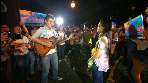 Còn nếu bạn có tài năng đàn hát thì chắc hẳn lời khuyên tốt nhất dành cho bạn là hãy bật máy quay lên, thể hiện một vài bài "tủ" của bạn hoặc những bài mà nàng yêu thích. Và tất nhiên đừng quên "đính kèm" một vài lời nói yêu thương mà bạn muốn gửi đến nàng vào trong video của mình.