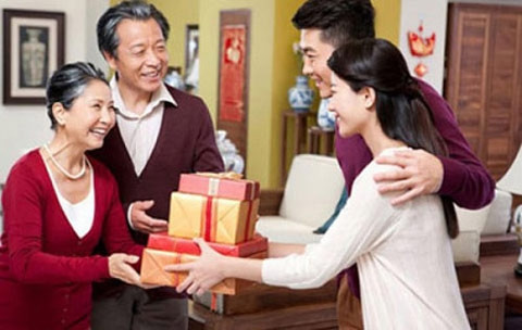 Cùng nhau quây quần và trò chuyện trong bữa cơm gia đình sẽ là cách đơn giản mà hiệu quả nhất để khiến nàng cảm thấy ấm cúng và hạnh phúc trong dịp lễ Valentine này, hơn là việc bạn đưa nàng đến những chốn xa hoa hay tặng nàng những món đồ đắt tiền.