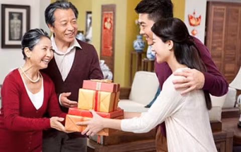 Cùng nhau quây quần và trò chuyện trong bữa cơm gia đình sẽ là cách đơn giản mà hiệu quả nhất để khiến nàng cảm thấy ấm cúng và hạnh phúc trong dịp lễ Valentine này, hơn là việc bạn đưa nàng đến những chốn xa hoa hay tặng nàng những món đồ đắt tiền.