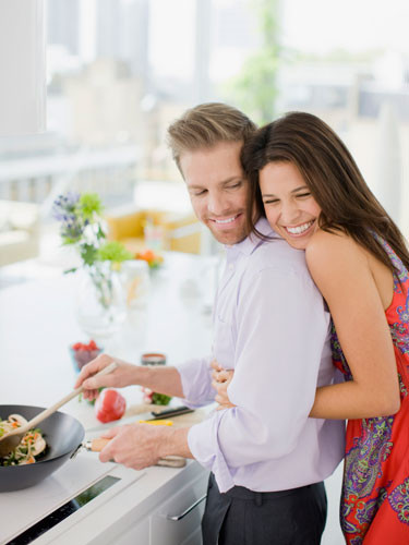 Nấu ăn được xem là công việc thường ngày. Nhưng nó sẽ trở nên đặc biệt khi bạn cùng nàng vào bếp để nấu những món mà 2 người yêu thích, nhất là trong ngày Valentine. Bạn có thể cùng nàng đi chợ, chuẩn bị nguyên liệu hay tự tay bạn sẽ nấu một bữa cơm hoàn thiện để tặng nàng.