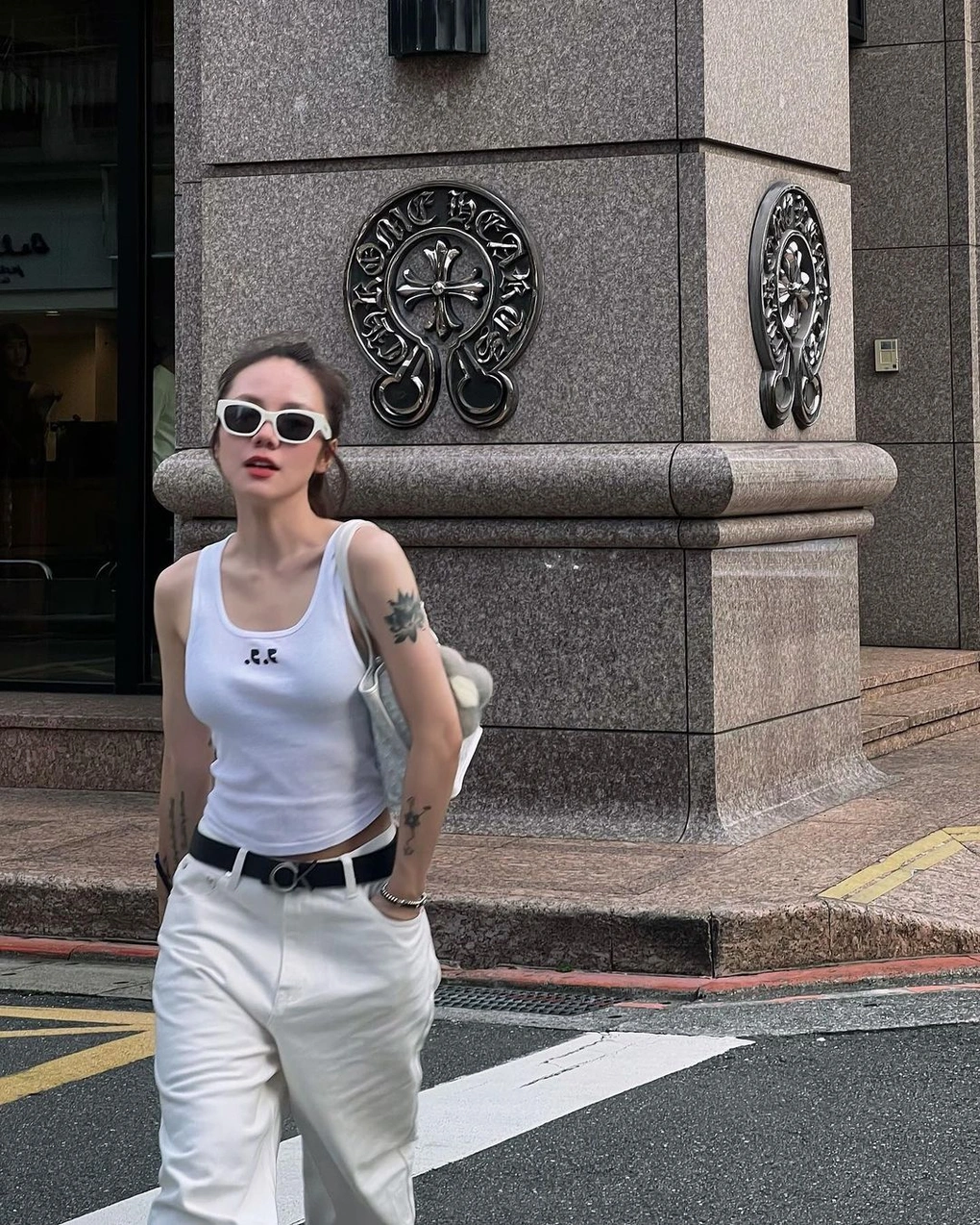 Nữ ca sĩ có gương mặt trẻ trung hơn nhiều so với tuổi thật. Ở tuổi 33, cô vẫn khiến dân mạng ngưỡng mộ vì sắc vóc nóng bỏng, nhan sắc ngày càng thăng hạng.