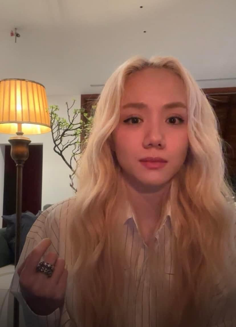 Sau đó, phần bình luận của cô nàng như nổ tung để truy tìm danh tính của bàn tay kia. Phương Ly đành khéo léo đánh trống lảng sang chủ đề khác rằng cô chưa được ăn gì từ tối đến giờ.