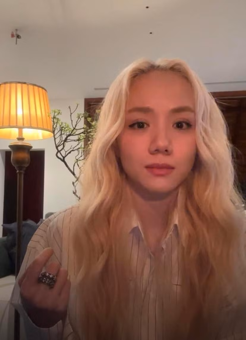 Sau đó, phần bình luận của cô nàng như nổ tung để truy tìm danh tính của bàn tay kia. Phương Ly đành khéo léo đánh trống lảng sang chủ đề khác rằng cô chưa được ăn gì từ tối đến giờ.