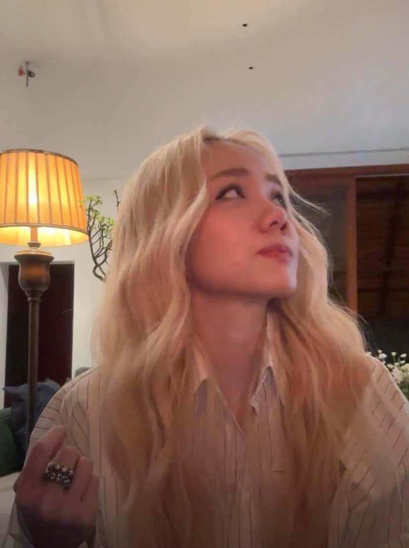 Đang livestream thì cô nàng Phương Ly bỗng nhiên được 1 cánh tay bất ngờ bón sữa chua cho. Hành động bất ngờ không được báo trước khiến Phương Ly chỉ còn biết phản xạ, sau đó nàng vô cùng ngượng ngùng khó xử ngay trên sóng trực tiếp.