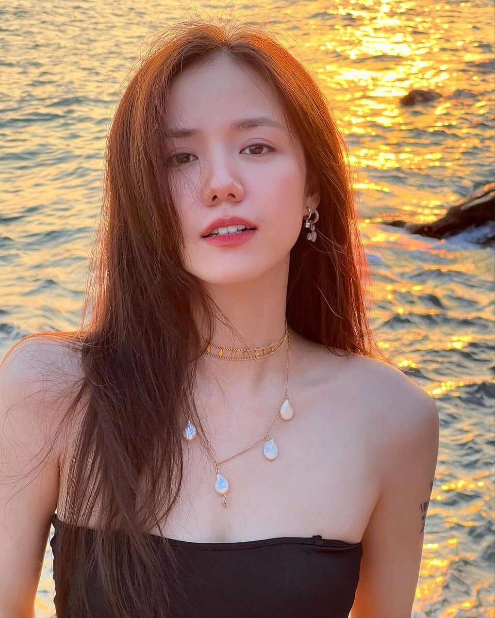 Cô nàng được mệnh danh là "cô vợ quốc dân" với sự xinh đẹp và ngọt ngào của mình.