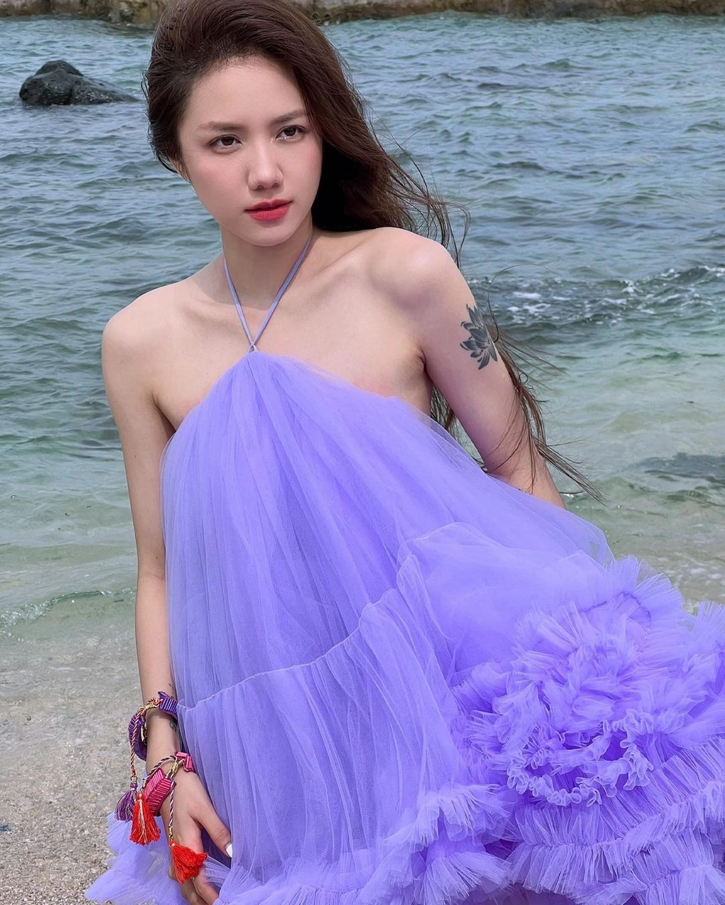 Phương Ly sinh năm 1990 tại Thanh Hóa. Thời gian đầu hoạt động showbiz, cô được biết đến nhiều với danh xưng em gái của ca sĩ Phương Linh. Sau này, cô làm ca sĩ, là cái tên được giới trẻ yêu thích trên mạng xã hội.