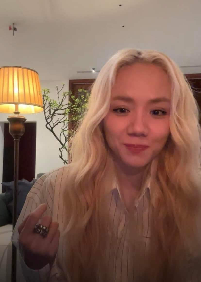 Biểu cảm ngại ngùng của Phương Ly trên sóng trực tiếp. Nhiều người tinh ý nhận ra người đút sữa chua cho Phương Ly là Andree – chàng rapper nổi tiếng và đang dính tin đồn hẹn hò với cô nàng.