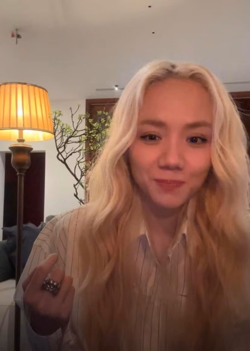 Biểu cảm ngại ngùng của Phương Ly trên sóng trực tiếp. Nhiều người tinh ý nhận ra người đút sữa chua cho Phương Ly là Andree – chàng rapper nổi tiếng và đang dính tin đồn hẹn hò với cô nàng.