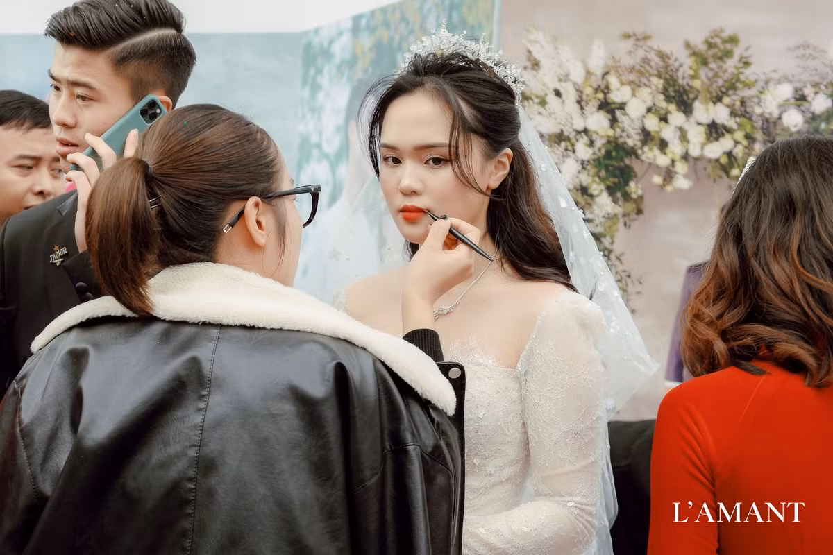 Bên cạnh đó, ái nữ nhà cựu chủ tịch CLB Sài Gòn cũng cực đầu tư khoản trang điểm. Hôm nay cô nàng trông giống hệt như nàng công chúa, không còn bị mắc lỗi make up cơ bản như ngày ăn hỏi.