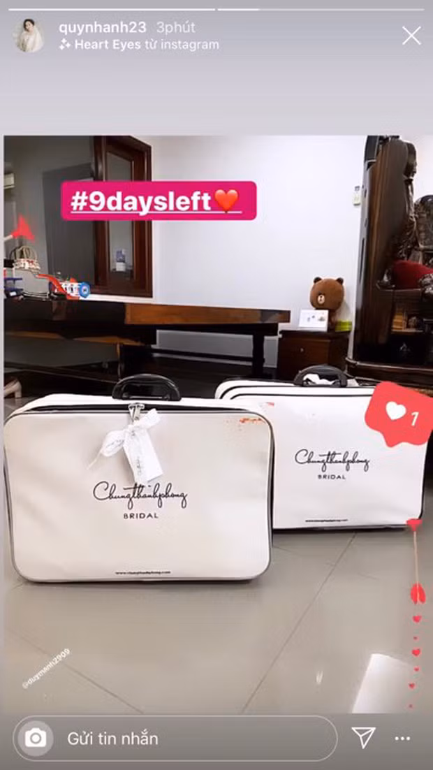 Trang phục cưới của vợ Duy Mạnh đều đến từ những thương hiệu nổi tiếng và đều có thiết kế công chúa đúng với biệt danh của cô nàng. "Cảm ơn chồng vì những điều tốt đẹp nhất anh đều dành cho em" - Quỳnh Anh gửi lời cảm ơn chồng trên trang cá nhân.