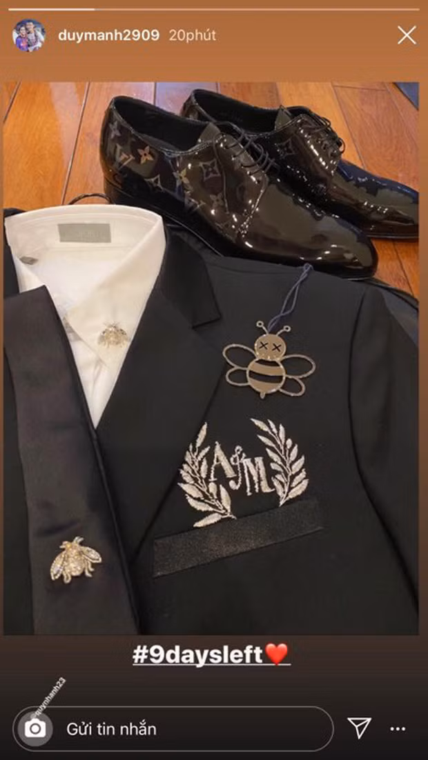 Bộ suit được Duy Mạnh diện trong đám cưới cũng được tỷ mỉ thêu chữ "A&amp;M", viết tắt của tên cô dâu, chú rể (Anh và Mạnh). Các phụ kiện như giày, cà vạt đều đến từ những thương hiệu nổi tiếng đắt đỏ như Dior, Gucci, Louis Vuitton.