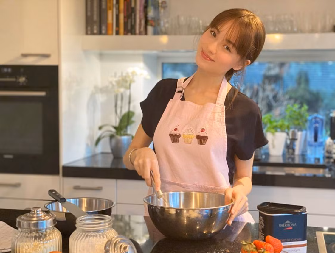 Mặc dù mới chỉ 14 tuổi nhưng hot girl lai - Sakura Kirsch đã cực nổi tiếng tại Nhật Bản. Cô nàng có bố là người Đức và mẹ là người Nhật và hiện đang sống ở Thụy Sỹ. Mang trong mình hai dòng máu nên Sakura có vẻ đẹp pha trộn hài hòa giữa hai nền văn hóa khác nhau.