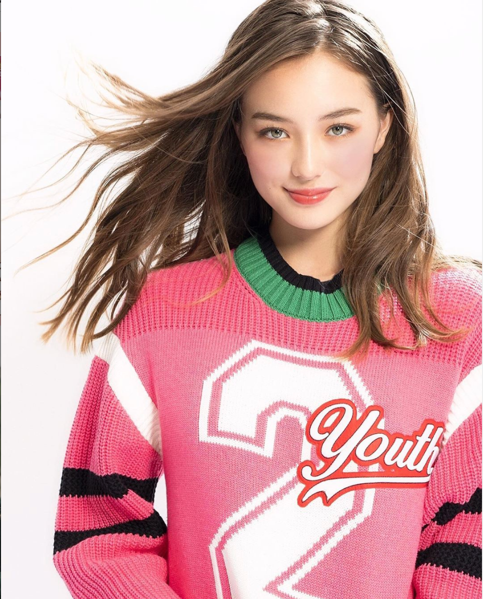 Sống mũi cao, khuôn miệng chúm chím, đôi mắt có hồn và hàng lông mi cong vút của hot girl 2K6 được nhiều người khen ngợi. Đặc biệt, màu mắt sáng của cô được dân mạng Nhật Bản ví là viên ngọc quý có thể hút hồn bất kỳ ai.