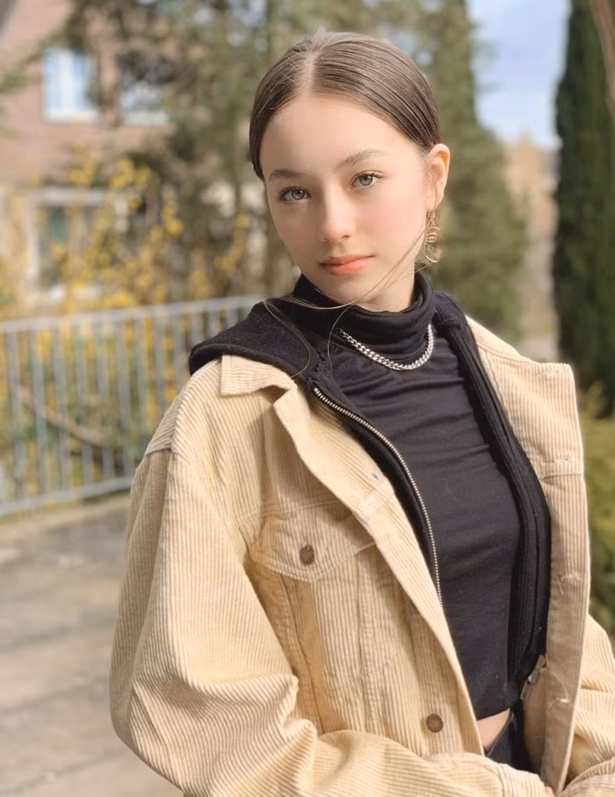 Sakura yêu thích đi du lịch, nấu ăn, gấu bông và có rất nhiều niềm đam mê cực con gái khác. Khác với vẻ chuyên nghiệp trên ảnh thì ngoài đời cô có tính cách dễ thương đúng như lứa tuổi của mình.