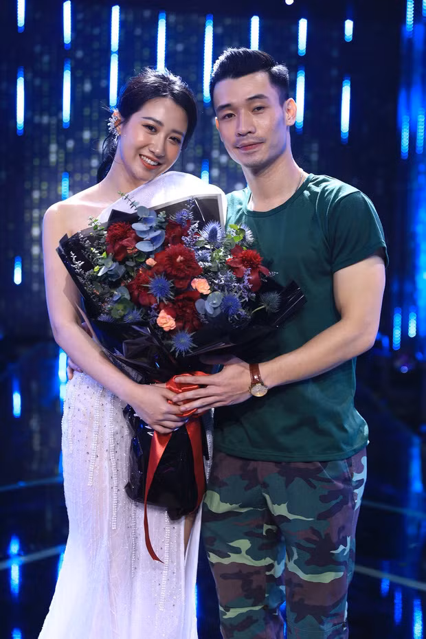 Nhật Linh lộ diện với tấm bảng màu Xanh độc thân và cùng với Kiều Ly tạo thêm 1 cặp đôi đẹp cho chương trình hẹn hò này.