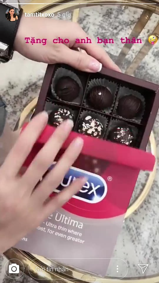 Hot girl Tâm Tít cũng là nạn nhân bất đắc dĩ của chồng trong mùa lễ Valentine. Cô nàng nhận được một hộp socola không thể nào "lừa tình" hơn.