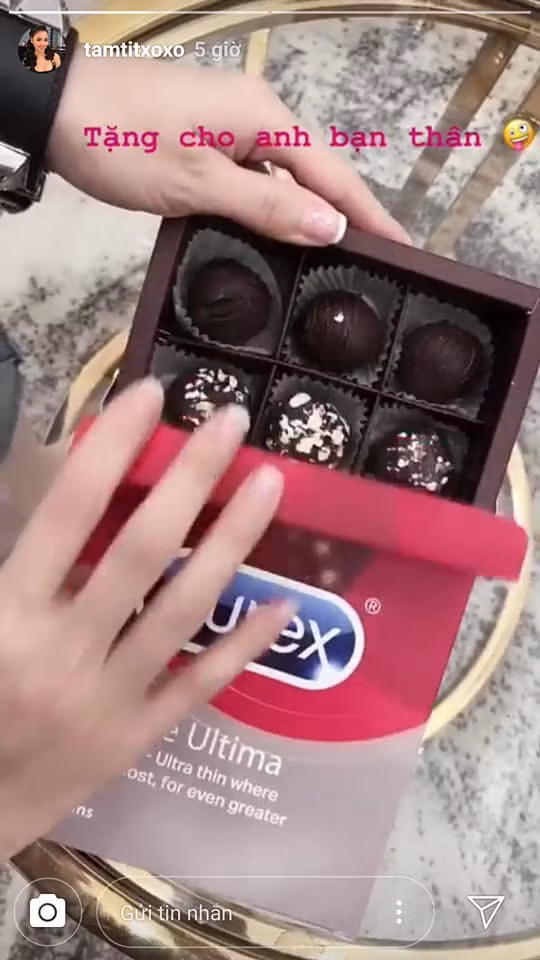 Hot girl Tâm Tít cũng là nạn nhân bất đắc dĩ của chồng trong mùa lễ Valentine. Cô nàng nhận được một hộp socola không thể nào "lừa tình" hơn.