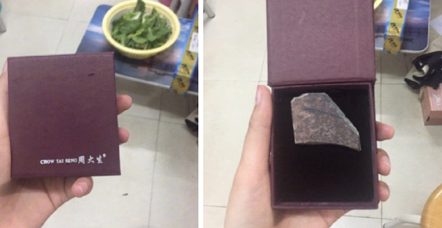 Tưởng được tặng trang sức, hoá ra lại là một cục đá nhặt trên đường với hy vọng "tình yêu của mình sẽ cứng và bền vững như đá" khiến người nhận dở khóc dở cười.