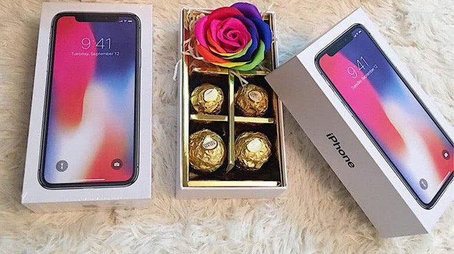 Không chỉ có chiếc hộp iphone cầu kỳ với kích cỡ giống hệt hành thật, nhiều shop bán socola còn cung cấp cả túi giấy của Apple, chân thật đến từng mi-li-mét.