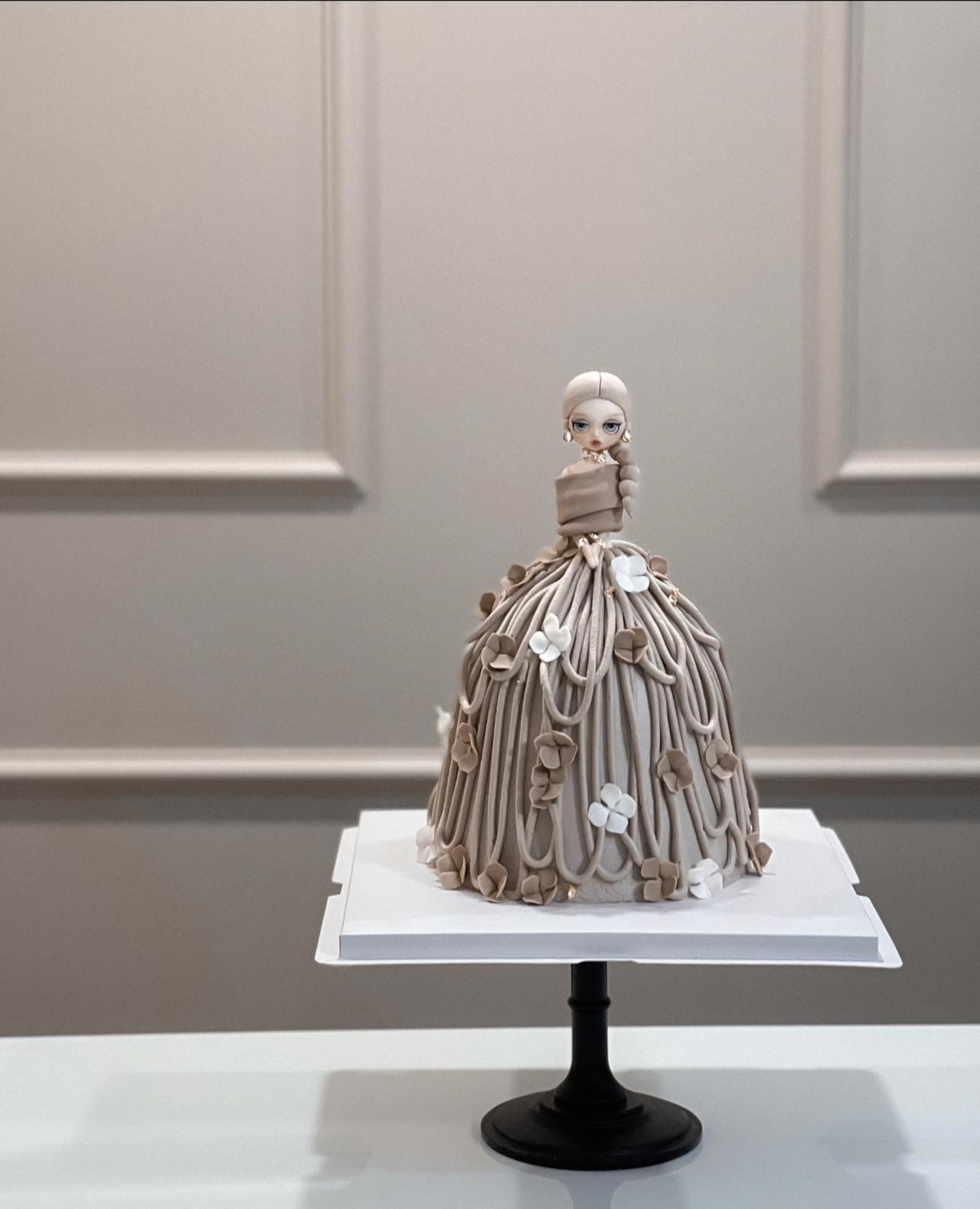 Khách hàng thường phải đặt trước 3-4 ngày vì việc chuẩn bị và hoàn thiện một chiếc bánh cần nhiều công sức.