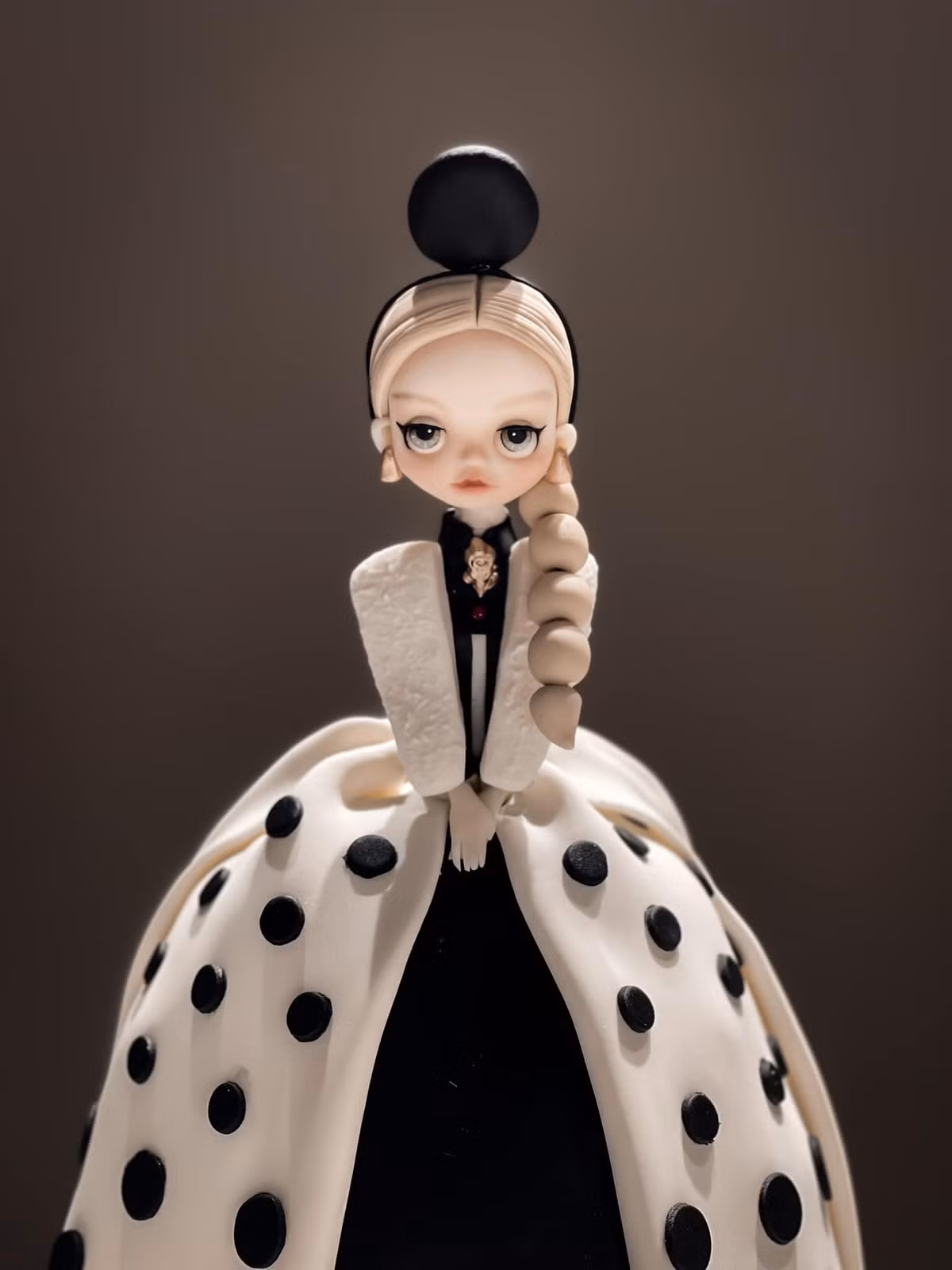 Ở dưới phần bình luận về bài viết của Anh Triết, nhiều người bày tỏ sự ngỡ ngàng trước những sản phẩm bánh kem giống hệt như được tạo bằng AI: "Mê quá, bạn này giỏi thực sự, nhìn chiếc bánh mình cứ tưởng là được tạo bằng AI".