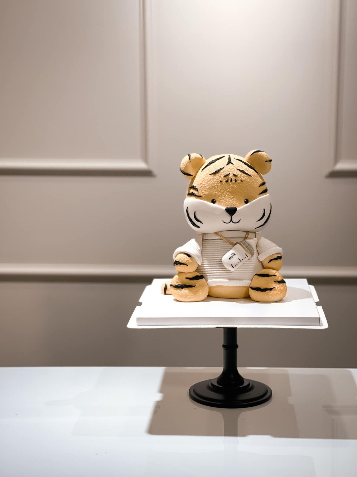 Triết nhận đặt làm bánh theo yêu cầu của khách hàng, mỗi chiếc thường mất khoảng 8-10 tiếng để hoàn thành.