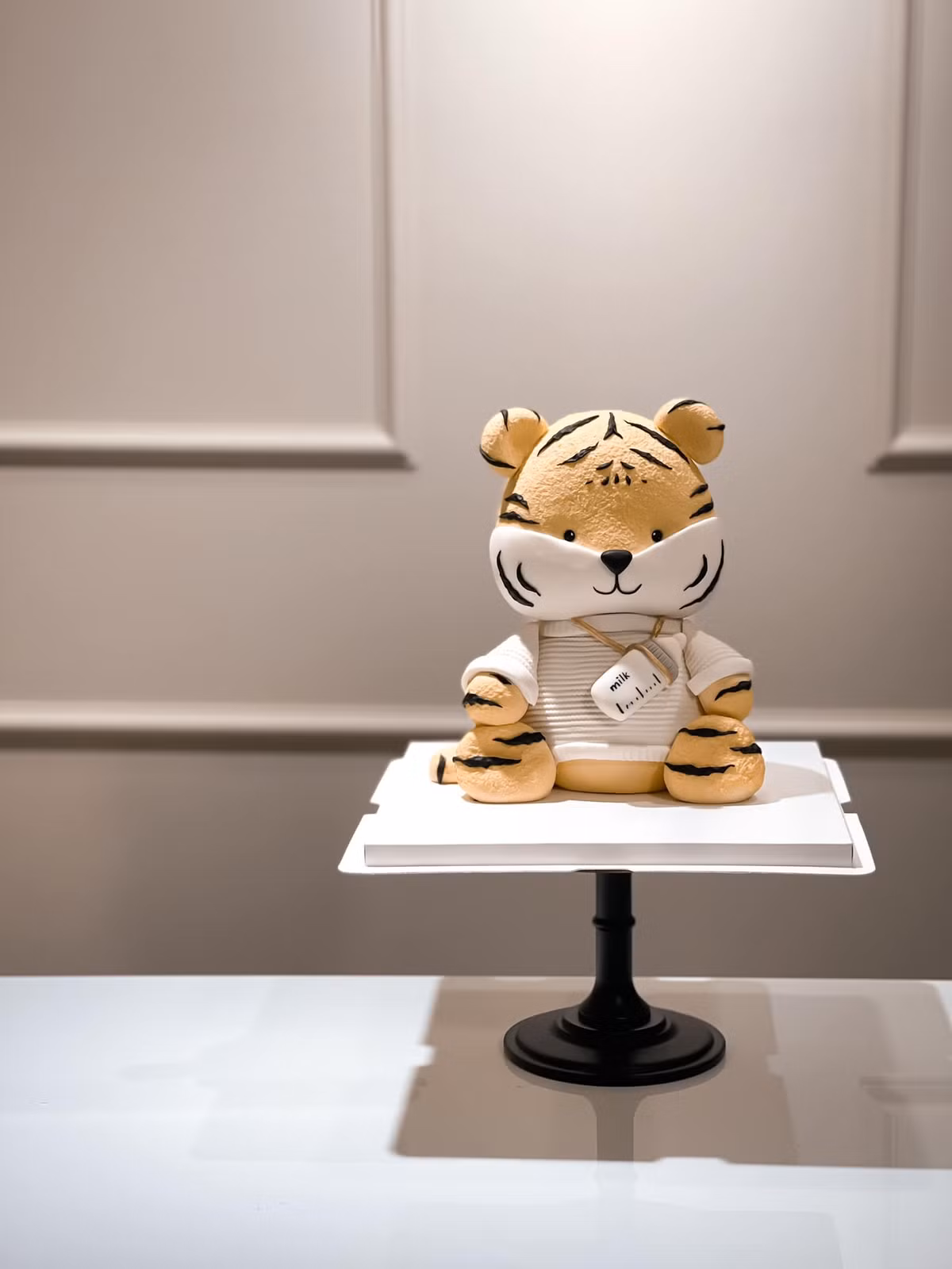 Triết nhận đặt làm bánh theo yêu cầu của khách hàng, mỗi chiếc thường mất khoảng 8-10 tiếng để hoàn thành.