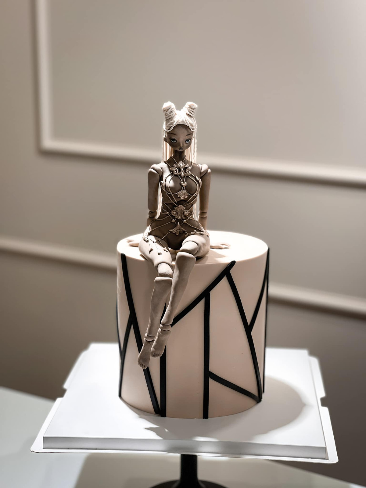 Không chỉ dừng lại ở việc làm một chiếc bánh kem thông thường, Anh Triết luôn phá cách trong những tạo hình bánh đầy ấn tượng. Những khi bí ý tưởng, chàng trai này lại đi học môn gì đó để mở rộng thêm không gian suy nghĩ. Anh học thêm nhiều bộ môn như vẽ, nặn tượng, giải phẫu học, điêu khắc, làm búp bê để hỗ trợ thêm cho việc trang trí bánh.