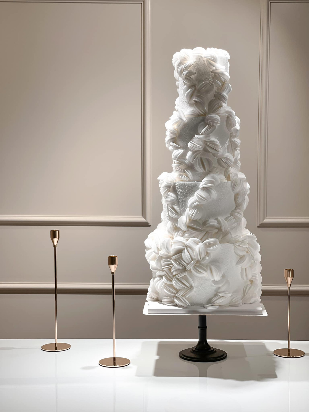 Những chiếc bánh kem như tuyệt tác nghệ thuật được điêu khắc với người thợ lành nghề. Để làm được một "tác phẩm" bánh kem như vậy, Anh Triết đến nay đã theo đuổi nghề làm bánh 9-10 năm. "Khởi đầu với việc học dòng bánh mì, bánh lạnh,..trong vài năm mình vẫn cảm giác nó chưa phải là sở trường của mình nên không thể đi xa hơn , nên mình quyết định học về bánh kem".