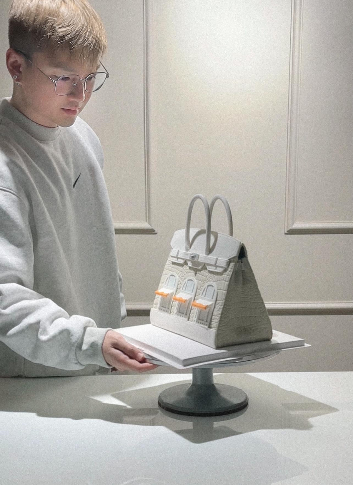 Chàng trai trẻ đó là Nguyễn Anh Triết (34 tuổi, ở TPHCM). Anh Triết chia sẻ trước khi bén duyên với nghề làm bánh, anh chàng đã từng theo học ngành ngân hàng.