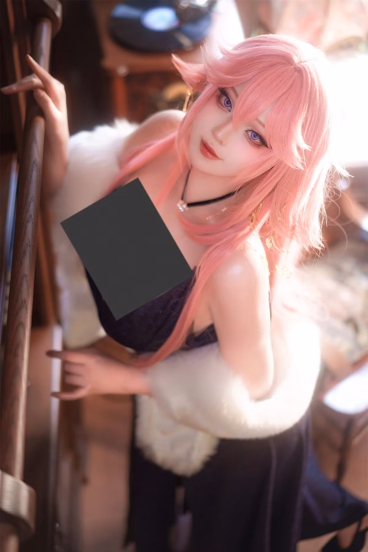 Nhờ vòng 1 “chết người” cùng vóc dáng đỉnh cao, Takomayuyi đã biến “phú bà” Yae Miko trở thành hình mẫu lý tưởng, khiến hàng triệu game thủ quốc tế ngây ngất ngay trong lần chiêm ngưỡng đầu tiên.