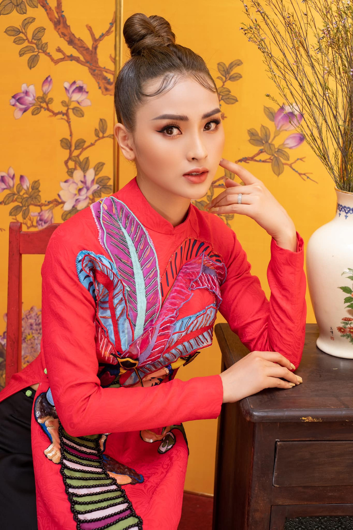 Cũng theo chia sẻ của nữ MC nổi tiếng, mức giá mà bầu show ra càng ngày càng cao: "Từ cách đây mấy năm, tôi đã nhận được lời mời đi ăn, đi cafe riêng như thế này rồi. Ban đầu, họ ra giá 3.000 USD, cách đây 2 năm thì tôi thường xuyên nhận được lời mời với mức giá 5.000 USD".