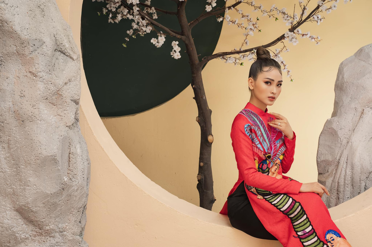 "Thỉnh thoảng rảnh rỗi, tôi vẫn trêu chọc các 'bầu show' này bằng cách trò chuyện với họ và chụp lại các tin nhắn như vậy. Tôi cũng không muốn làm ầm lên làm gì mà chỉ xem đây như 1 trò đùa vui trong lúc rảnh rỗi mà thôi" - Người đẹp hài hước chia sẻ.