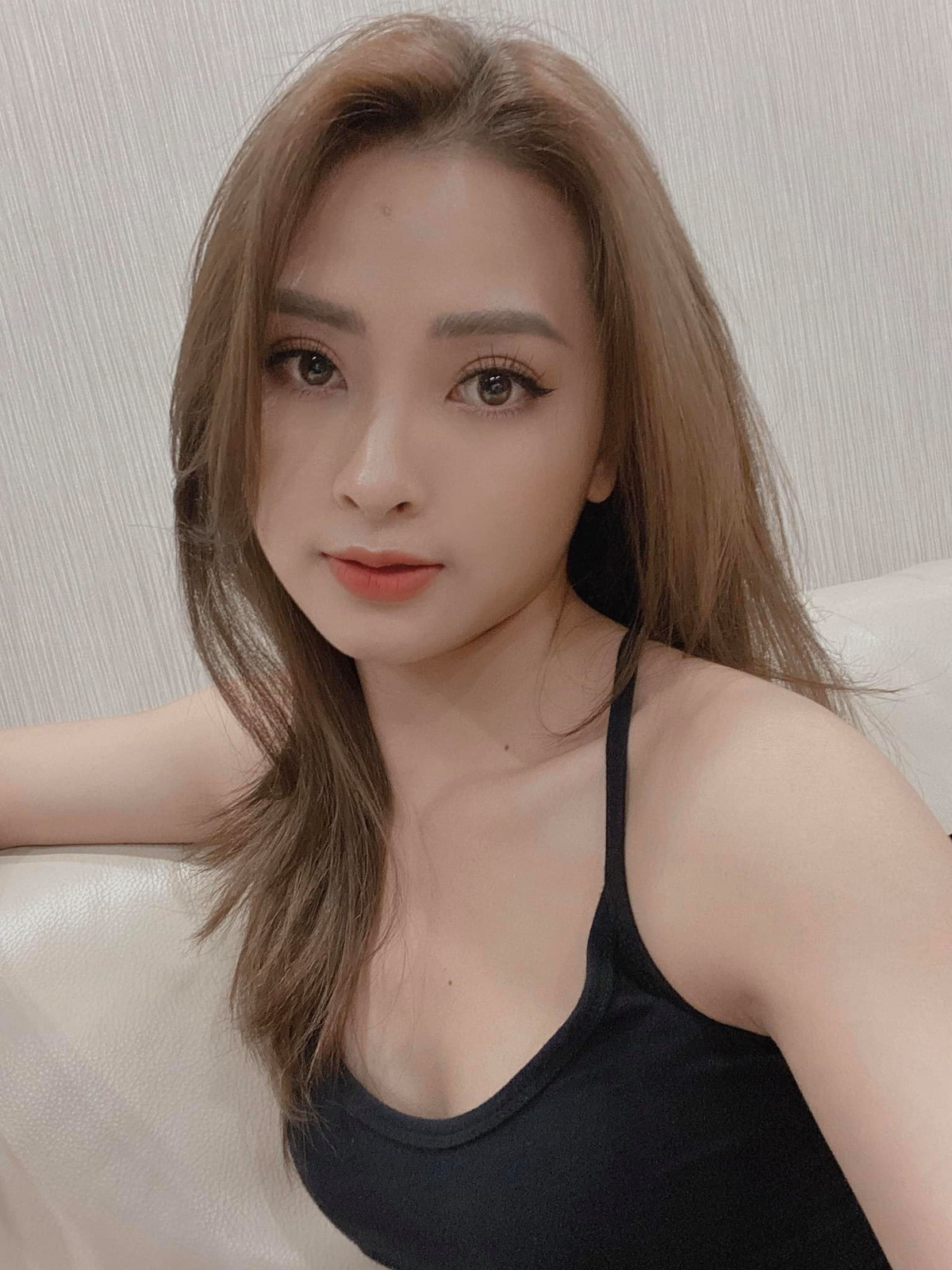 Huyền Trang sở hữu nhan sắc xinh đẹp, lối dẫn dắt duyên dáng và còn có giọng hát vô cùng ngọt ngào.