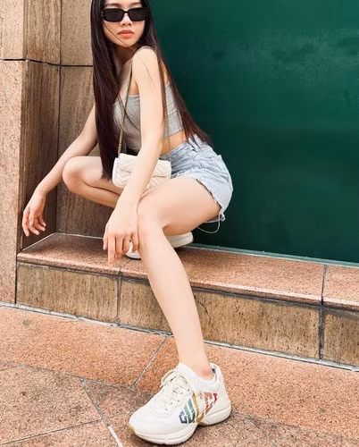 Là một trong những nhà sáng tạo hoạt động sôi nổi ở mảng livestream, các nội dung của Thùy Trinh vô cùng đa dạng từ chia sẻ về mẹo vặt trong cuộc sống, bí quyết sống healthy đến những kỹ năng tập luyện yoga.