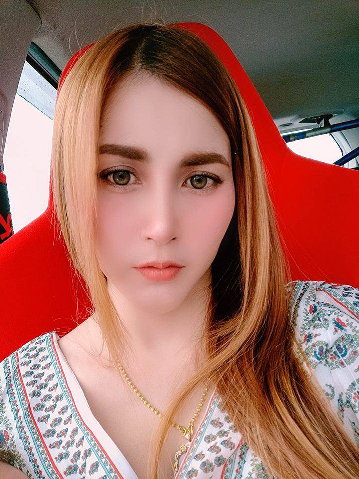 Được biết, gia đình bé hiện đang sinh sống tại Mueang Chonburi, tỉnh Chonburi, Thái Lan. Cô bé đã được hơn 2 tuổi.