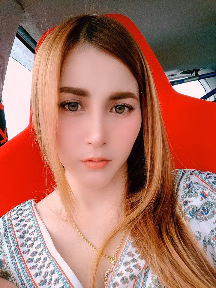 Được biết, gia đình bé hiện đang sinh sống tại Mueang Chonburi, tỉnh Chonburi, Thái Lan. Cô bé đã được hơn 2 tuổi.