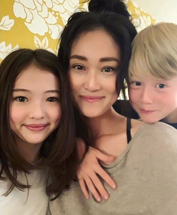 Lâu nay, khi Ella Gross nổi tiếng và gây ấn tượng bởi nhan sắc của mình đã khiến không ít người tò mò về hình ảnh, vóc dáng mẹ của cô bé. Liệu cô bé có thực sự được thừa hưởng những nét đẹp này từ mẹ?