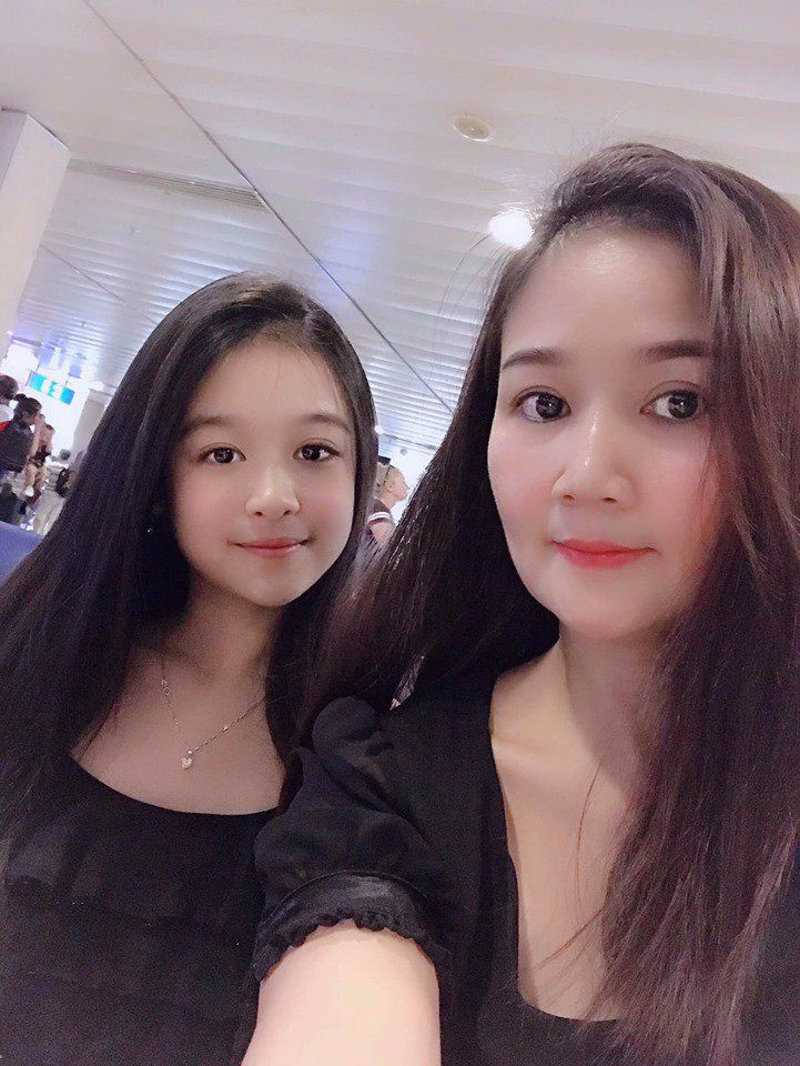 Khoảng tháng 7/2019, một bức ảnh chụp cận cảnh gương mặt hai mẹ con gái gây xôn xao mạng xã hội của Việt Nam. Trong bức ảnh đó, người mẹ trạc tuổi tứ tuần nhưng gây được sự chú ý nhờ sự trẻ trung và gương mặt cuốn hút. Bên cạnh đó là nhan sắc xinh xắn của bé gái phía sau. Bé có gương mặt chuẩn hoa hậu tương lai: đôi mắt to, khuôn miệng chúm chím và cằm V-line.