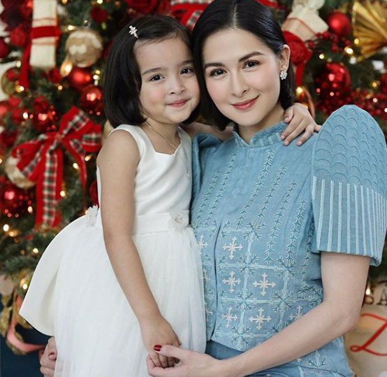 Nhắc đến cái tên Marian Rivera thì không mấy ai còn xa lạ bởi cô rất nổi tiếng và từng được gọi với cái tên "mỹ nhân đẹp nhất Philippines". Khi cô con gái đầu lòng Zia chào đời thì hình ảnh hai mẹ con Marian Rivera luôn tràn ngập khắp các trang mạng xã hội, mặt báo bởi nhan sắc xuất chúng của cả mẹ lẫn con.