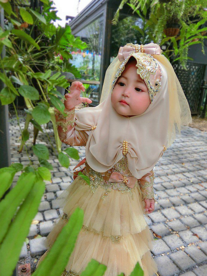 Không dừng lại ở đó, khi tìm được facebook của mẹ bé gái thì nhiều người còn ngỡ ngàng hơn vì hoá ra, nhan sắc xinh như công chúa của bé được thừa hưởng từ người mẹ đẹp như mỹ nhân.