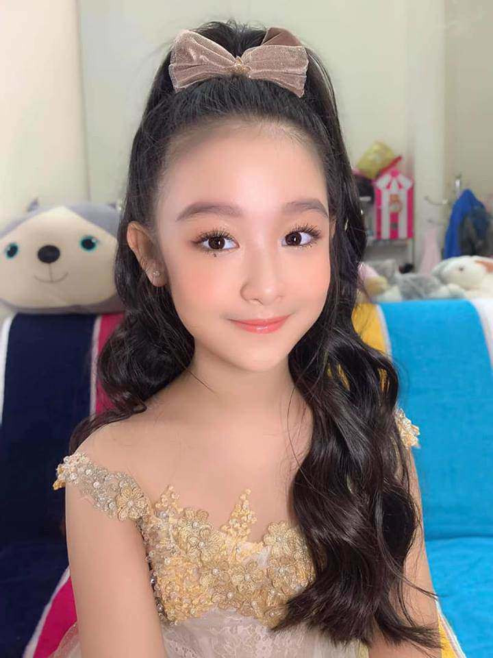 Sau khi danh tính của hai mẹ con gái được lộ ra, mọi người không khỏi ngỡ ngàng khi cô bé này không ai khác chính là cô bé gốc Cần Thơ - Lê Huỳnh Bảo Ngọc, hiện tại 11 tuổi, đã từng gây xôn xao cư dân mạng nhiều năm về trước. Bé Bảo Ngọc được cư dân mạng đặt tên là "Hoa khôi nhí Tây Đô", "Hoa hậu tương lai" hay "Bé gái có nhan sắc vạn người mê".